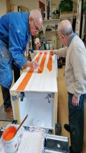 Blanc sur orange.