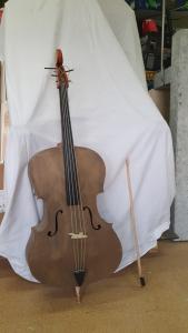 En violoncelle.