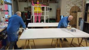 Nappée, peinturlurée.